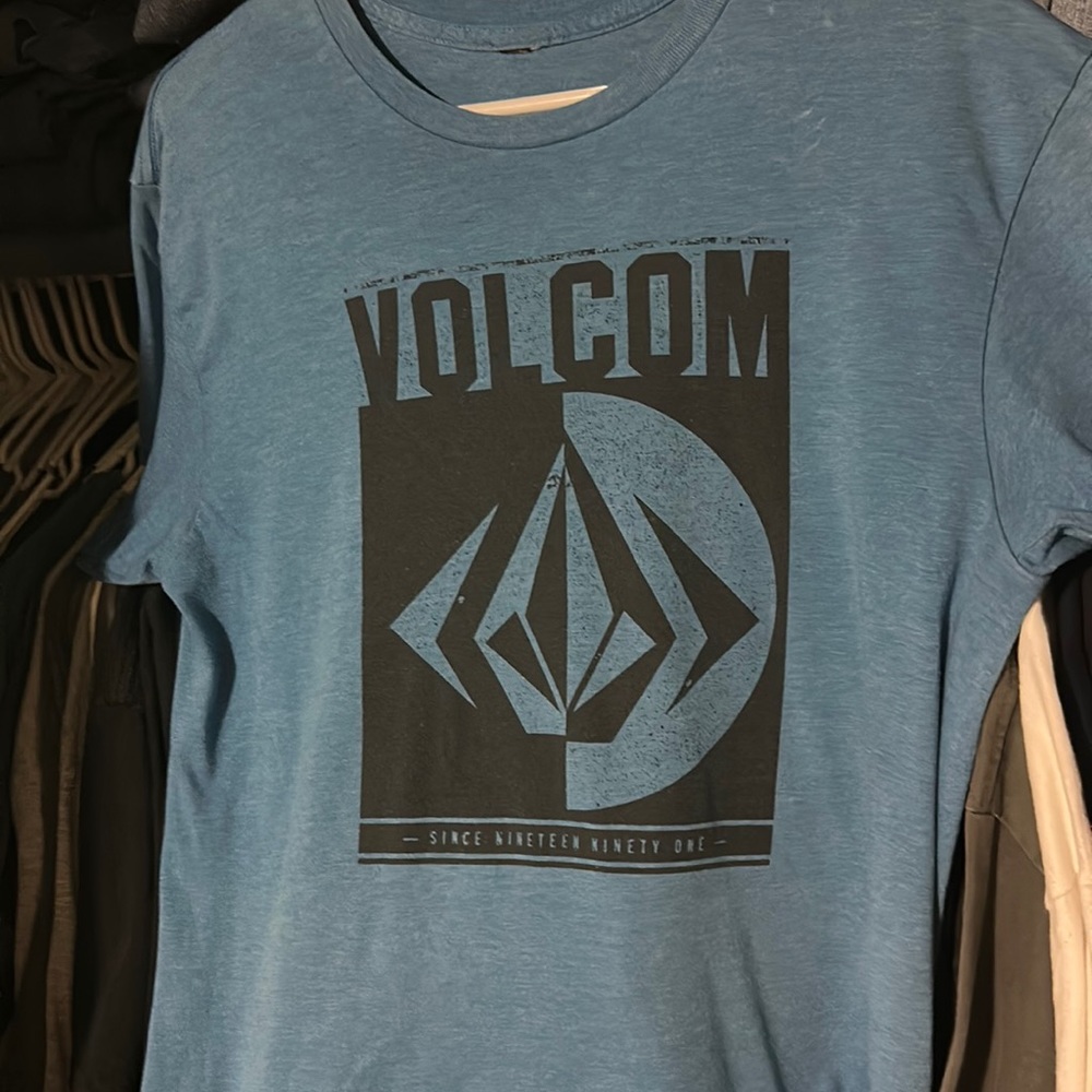 Blue Volcom shirt size L